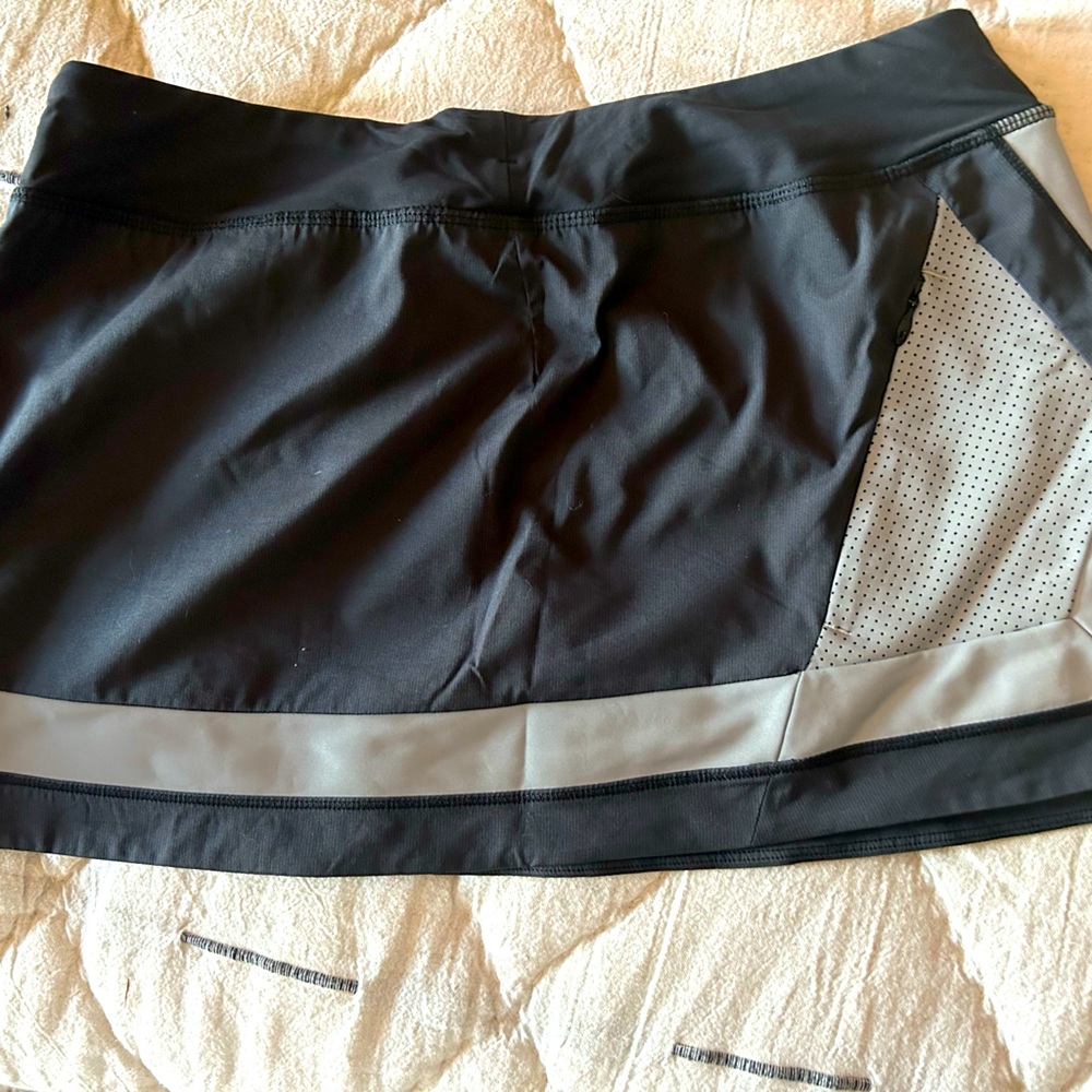Lulu lemon skirt with 2 zipper pockets front and back